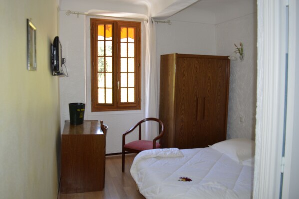 Tweepersoonskamer, uitzicht op meer | Een bureau, een strijkplank/strijkijzer, babybedden, extra bedden