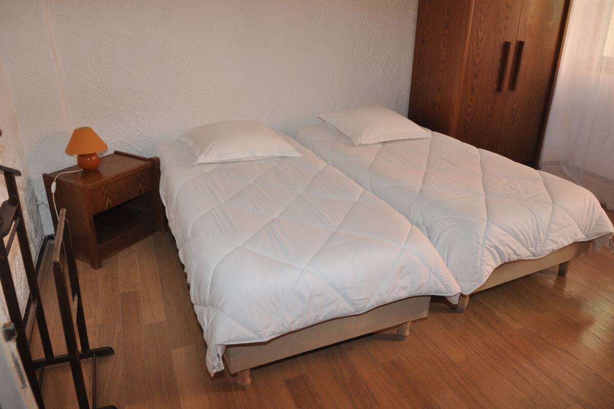 Zweibettzimmer, Badewanne | Schreibtisch, Bügeleisen/Bügelbrett, Babybetten, Zustellbetten