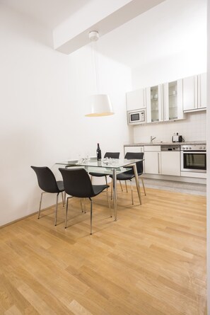 Apartamento, 1 quarto (Cleaning Fee Included) | Cozinha privada | Geladeira grande, micro-ondas, fogão, cooktop