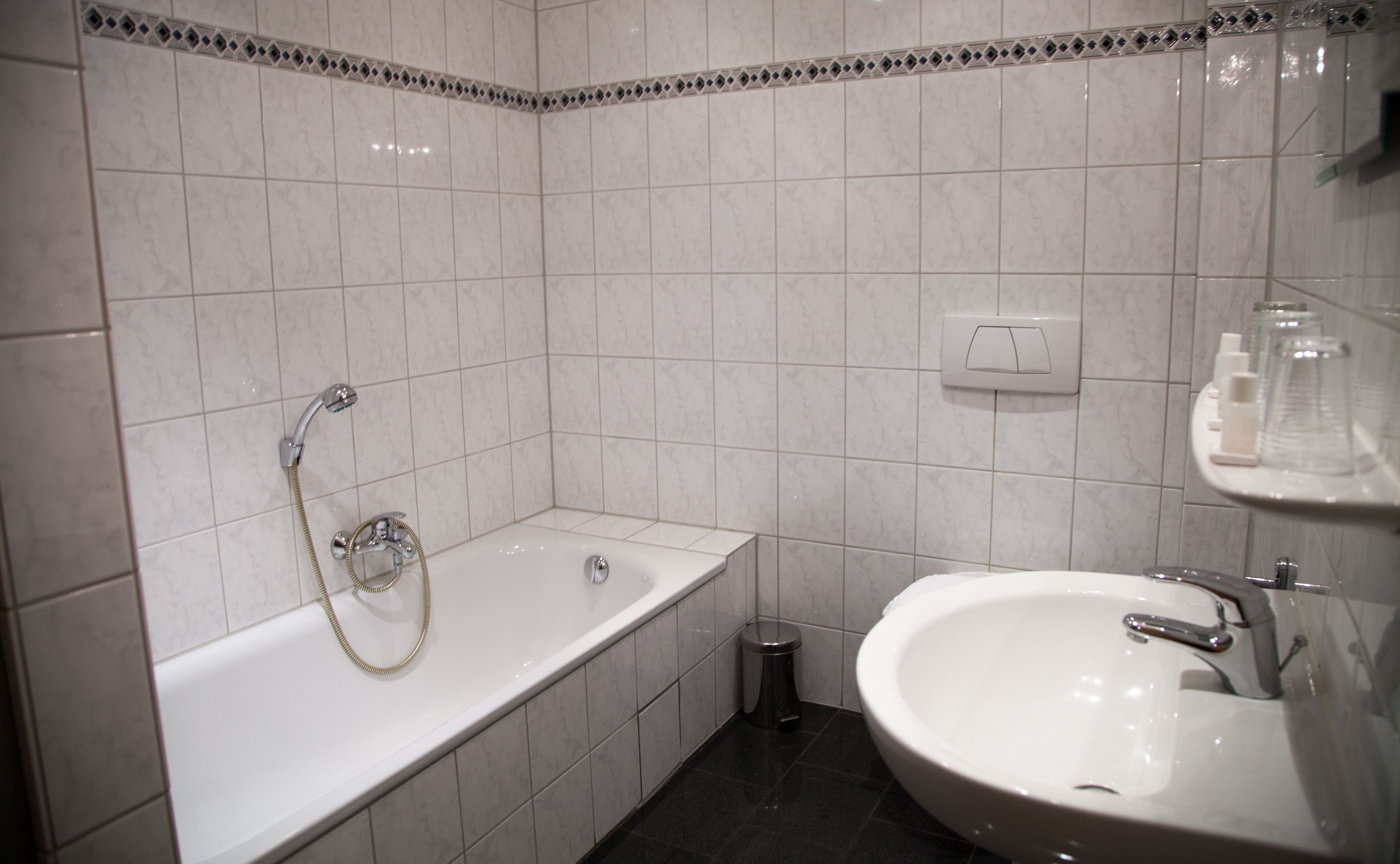 Dusj, toalettartikler (inkludert), hårføner og håndklær