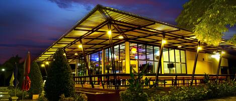 Breakfast, lunch, dinner served; Thai cuisine