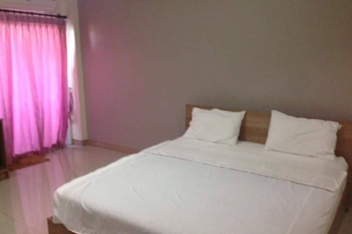 Desk, blackout curtains, rollaway beds, free WiFi