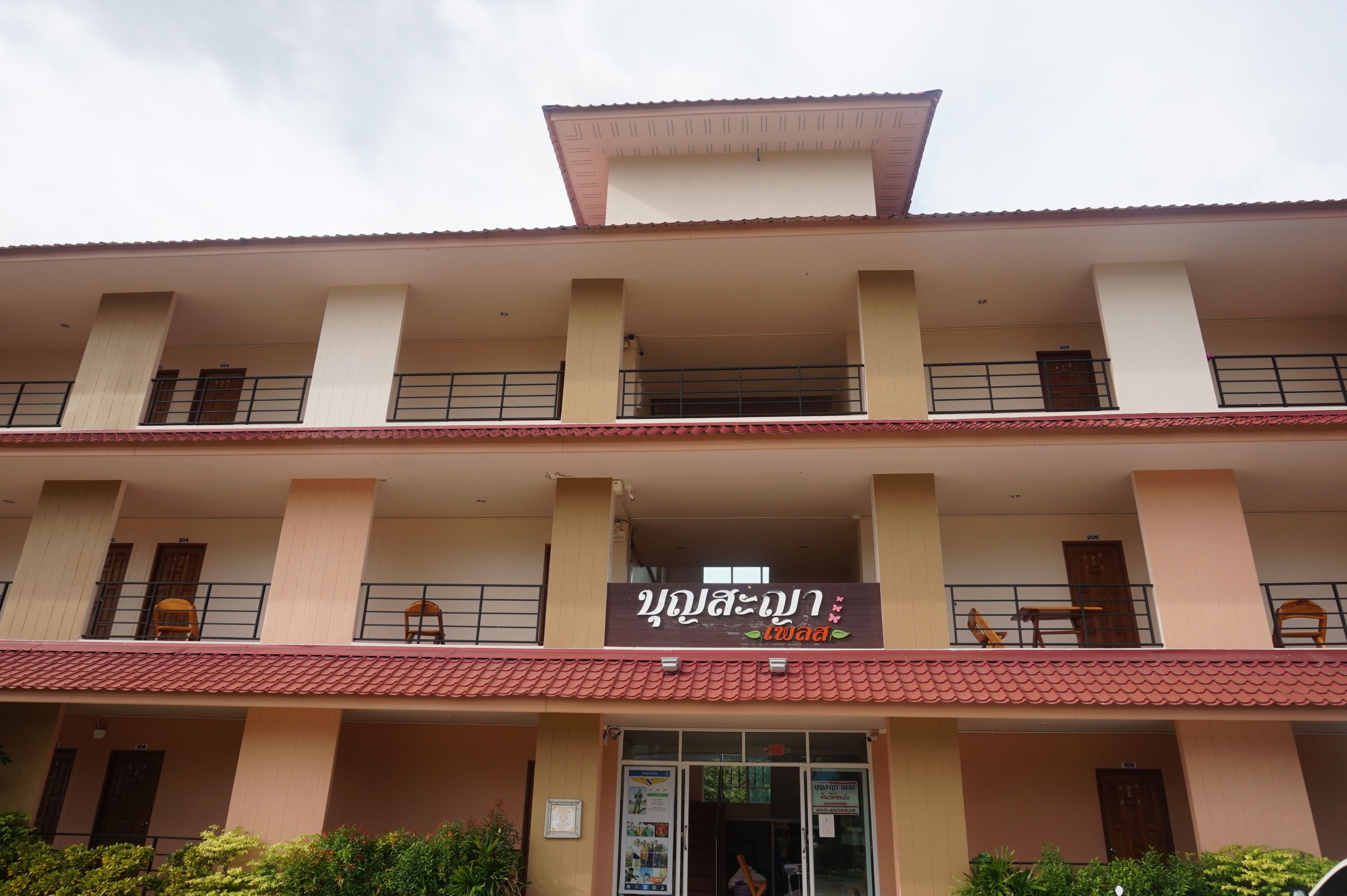Un edificio de varios pisos con un cartel que dice "Lanna Resort".