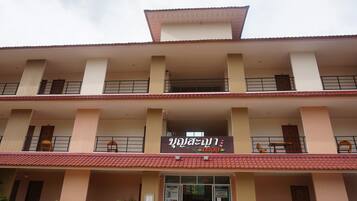 Un edificio de varios pisos con un cartel que dice "Lanna Resort".