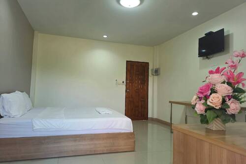 Desk, blackout drapes, rollaway beds, free WiFi