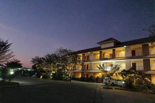 Standard Twin Room | Living area | 32-inch LCD TV with cable channels, TV