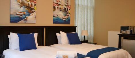 Habitación estándar con 1 cama matrimonial o 2 individuales | Decoración personalizada, muebles diferentes y escritorio