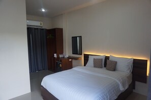 Standard Double Room | Desk, rollaway beds, free WiFi - Hyde Place Resort (Buriram)