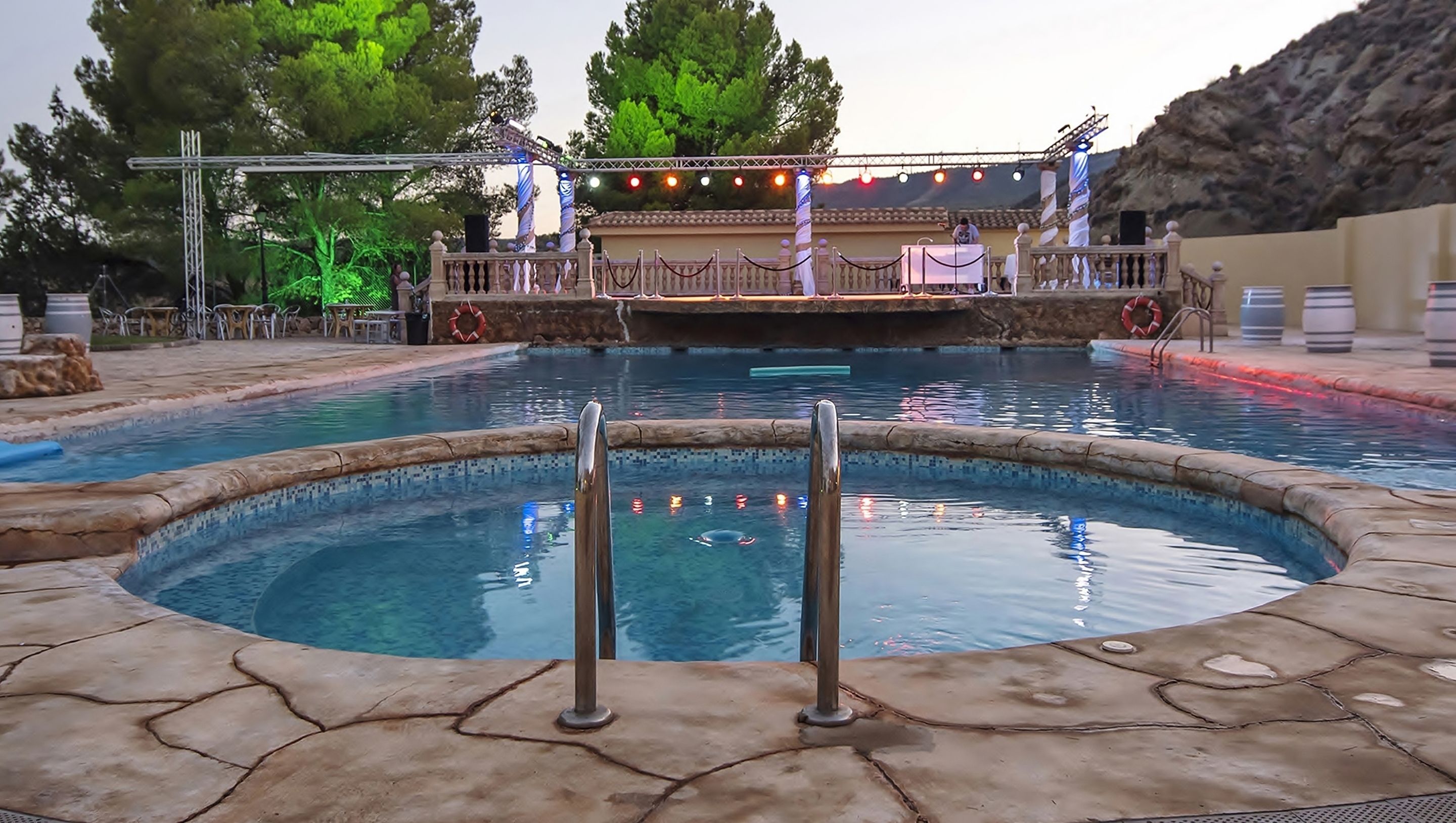 Piscine extérieure, parasols de plage, chaises longues