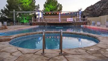 Piscine extérieure, parasols de plage, chaises longues