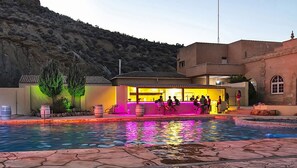 Außenpool, Sonnenschirme, Liegestühle