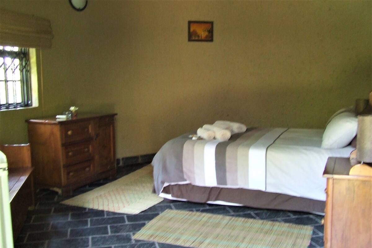 Chalé, 1 cama Queen, vista para a piscina (5) | Individualmente decorados, individualmente mobiliados, cortinas blackout