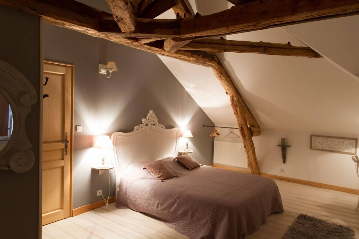 Bureau, chambres insonorisées, lits bébé (gratuits)