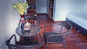 Kahden hengen deluxe-huone, parveke | Oleskelualue | Taulutelevisio