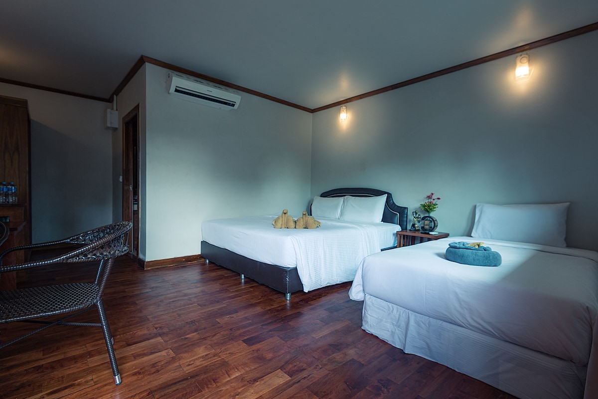 Minibar, desk, rollaway beds, free WiFi