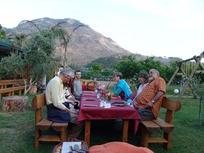 Aperto a colazione, pranzo e cena, cucina internazionale 