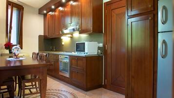 Villa, 3 camere da letto, vista laguna | Cucina privata | Frigorifero con congelatore, microonde, forno, macchina per tè/caffè