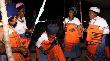 Un grupo de personas vestidas con atuendo tradicional bailando.
