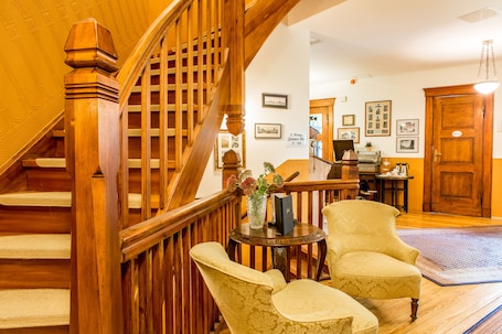 Lobby sitting area. Jahrhunderthotel Leipzig