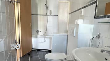 Standard-Apartment (50) | Badezimmer | Dusche, kostenlose Toilettenartikel, Haartrockner, Handtücher