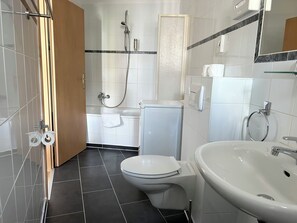Apartamento estándar (50) | Baño | Ducha, artículos de higiene personal gratuitos y secador de pelo