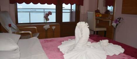 Minibar, bureau, Wi-Fi gratuit, draps fournis