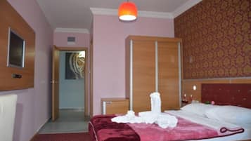 Minibar, desk, free WiFi, bed sheets