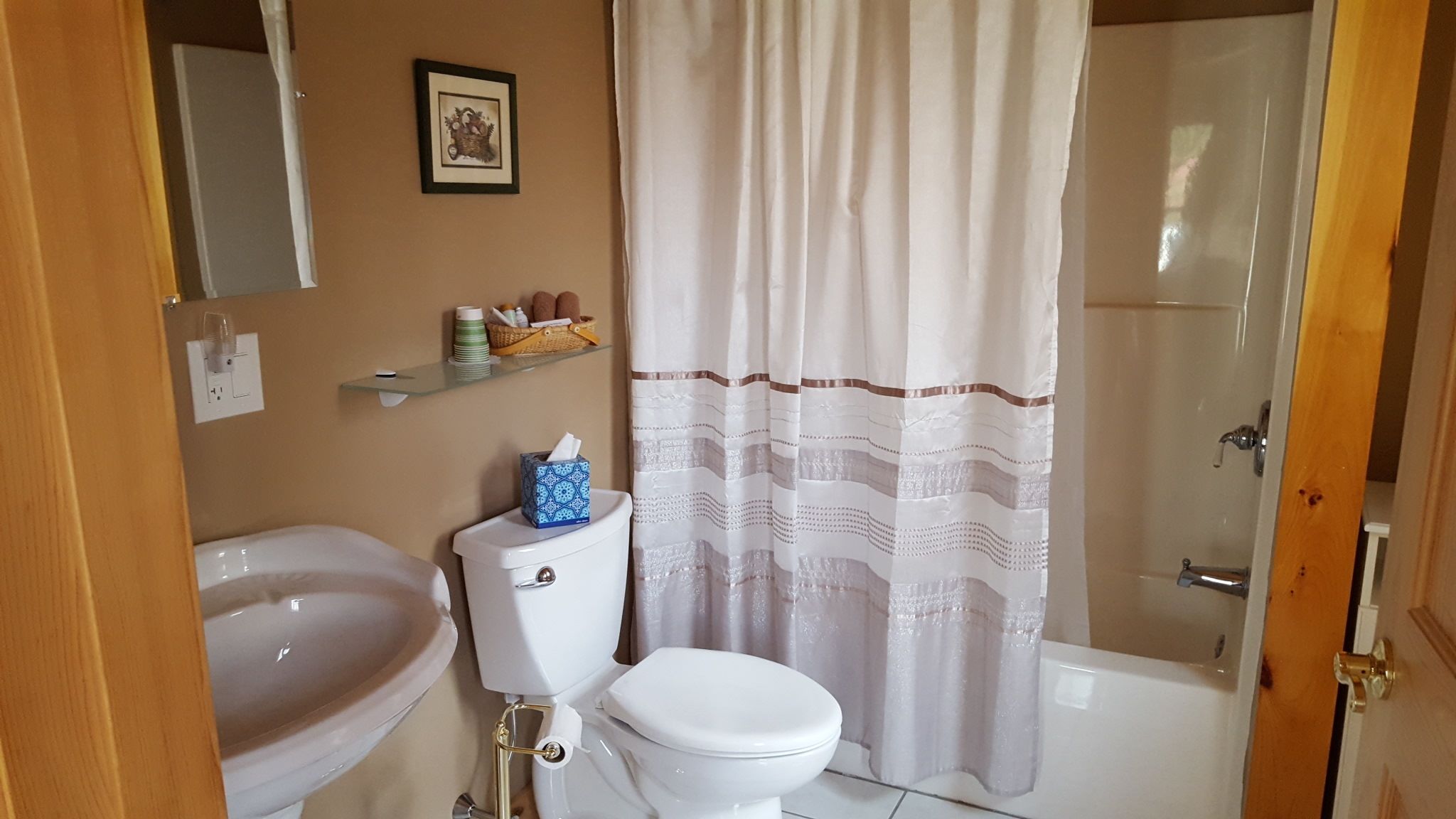 Un baño con lavabo, inodoro y cortina de ducha.