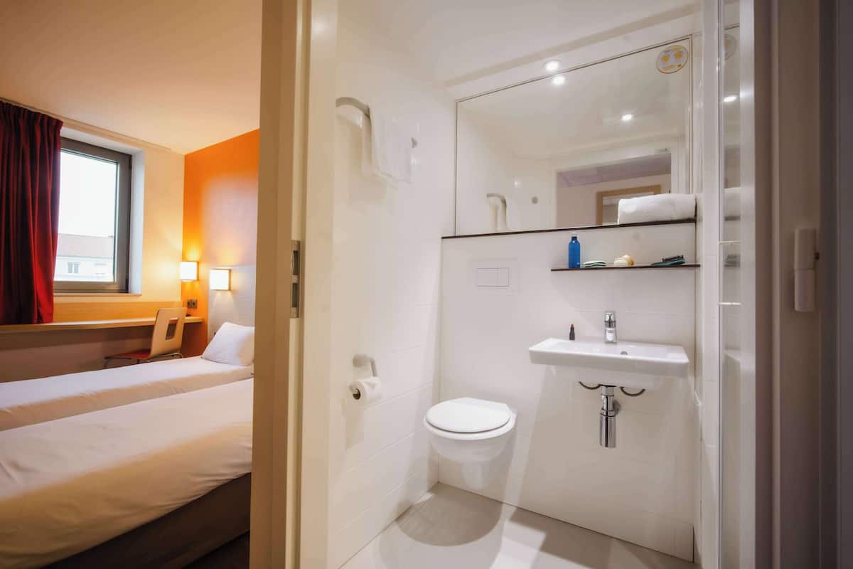 standard room, 2 single beds | bathroom | shower, eco-friendly toiletries, towels
