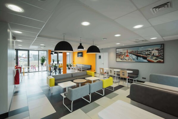 Daily buffet breakfast (EUR 7.5 per person) - Première Classe Le Havre Les Docks (Le Havre)