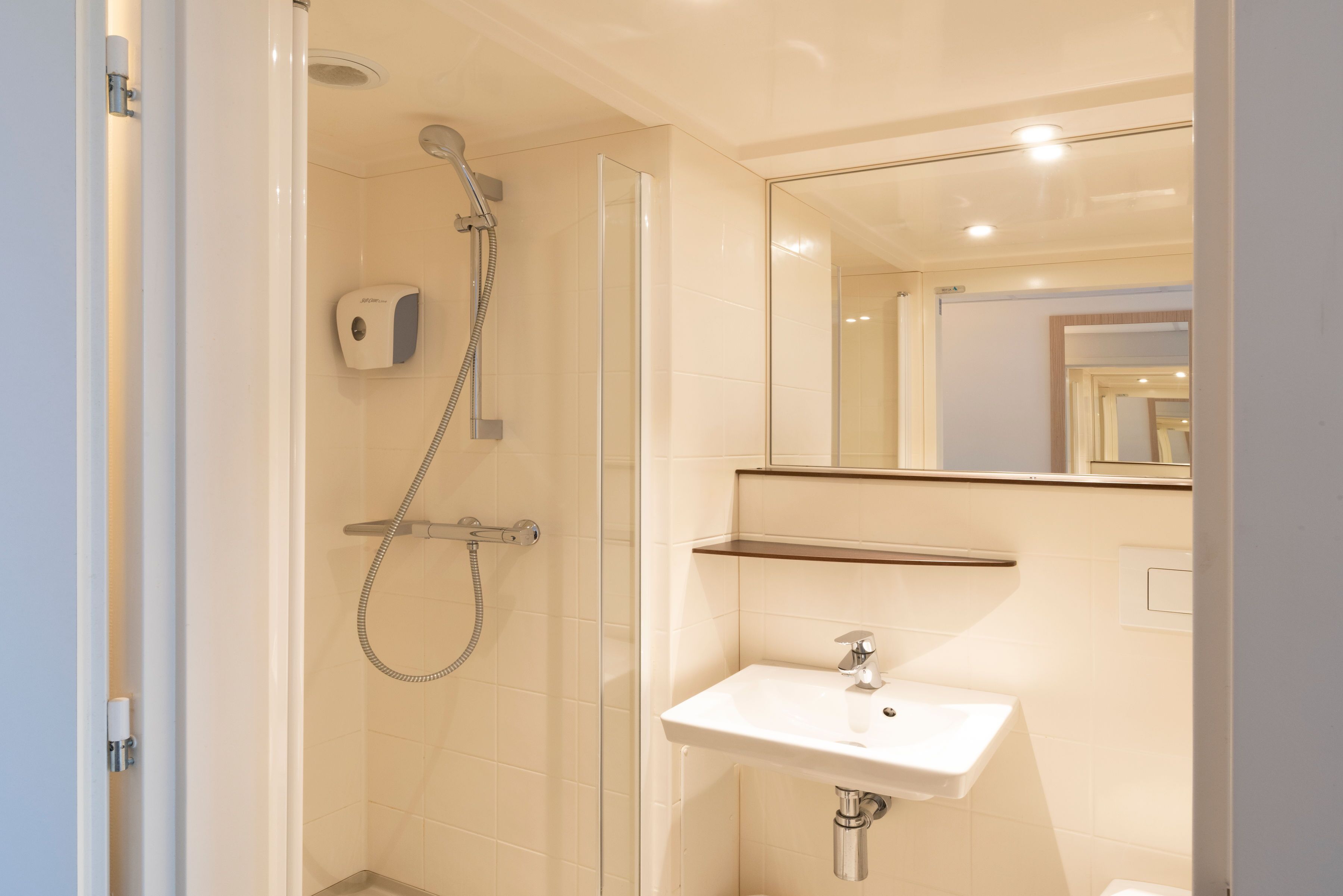 desk, blackout curtains, soundproofing, free wifi