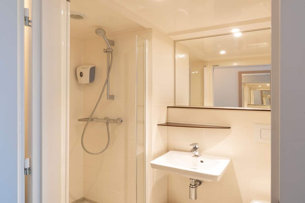 desk, blackout curtains, soundproofing, free wifi