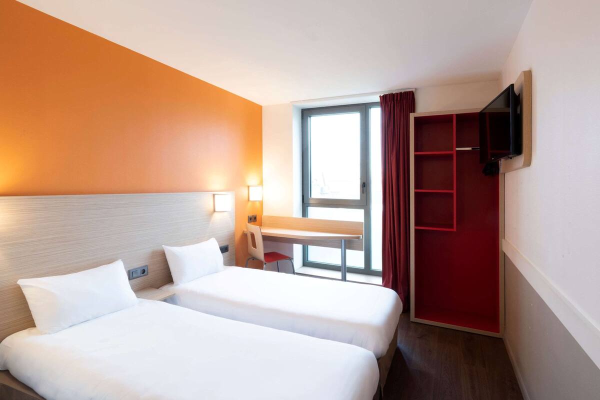 Standard Room, 2 Twin Beds | Desk, blackout drapes, soundproofing, free WiFi