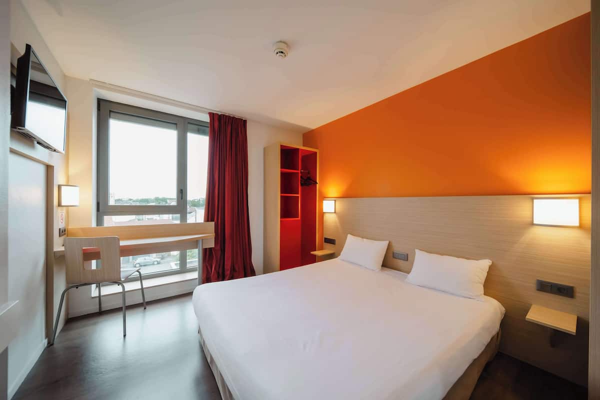 Standard Room, 1 Double Bed | Desk, blackout drapes, soundproofing, free WiFi