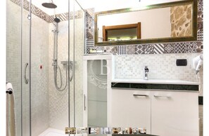 Family Suite, 2 Bedrooms, Balcony | Bathroom | Free toiletries, hair dryer, towels - Bienestar  Maison de Charme (Alghero)
