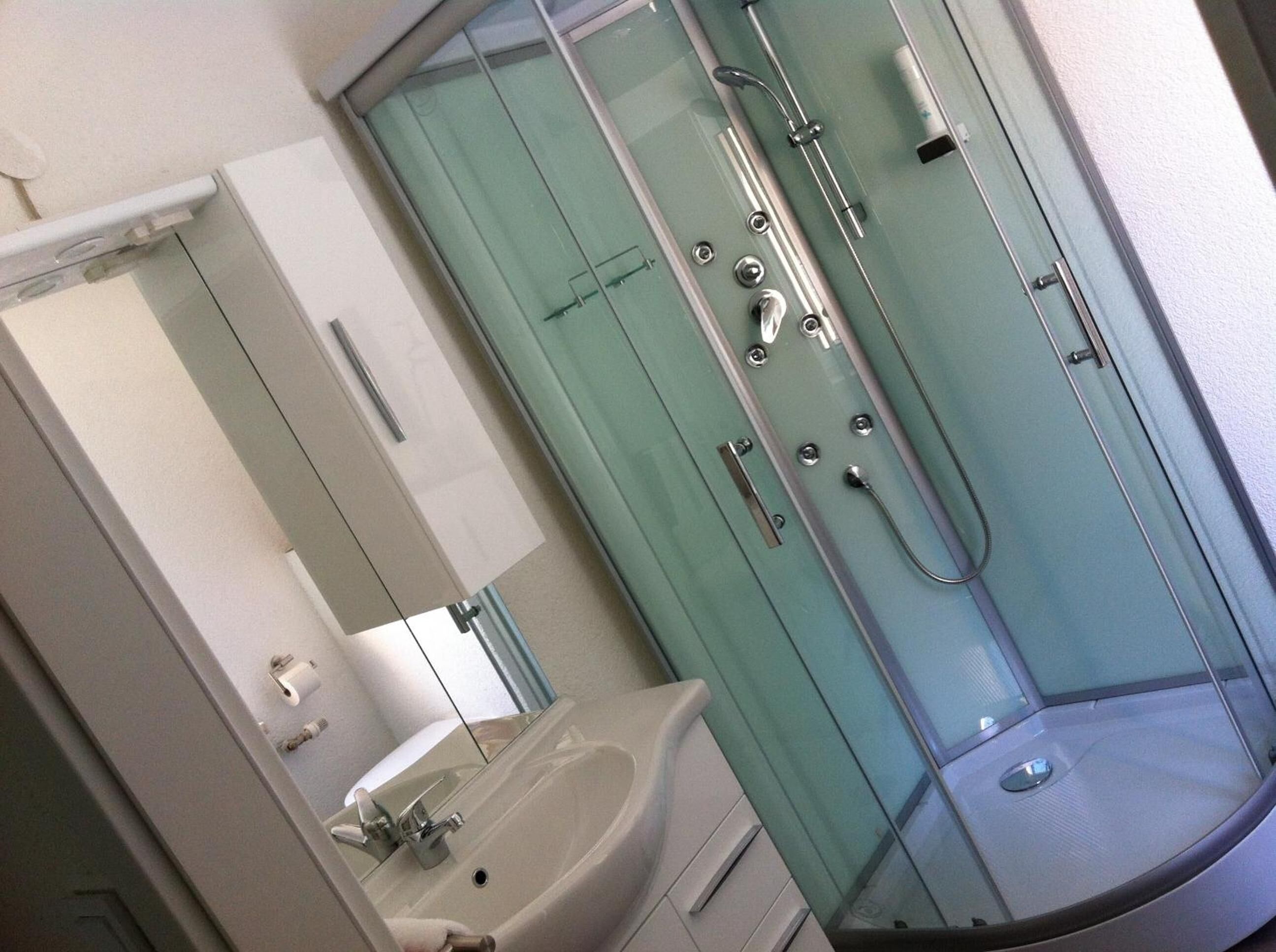 Shower, rainfall showerhead, free toiletries, hair dryer