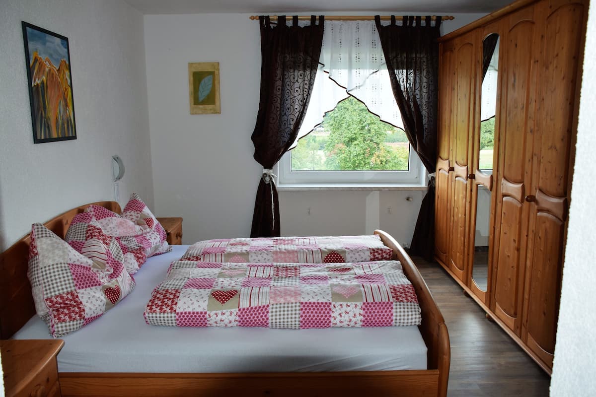 Premium bedding, desk, cots/infant beds, free WiFi