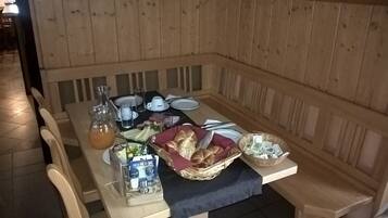 Morgenmad tilberedt efter bestilling hver dag (9.00 EUR pr. person)