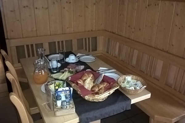 Tägliches nach Wunsch zubereitetes Frühstück (9.00 EUR pro Person)