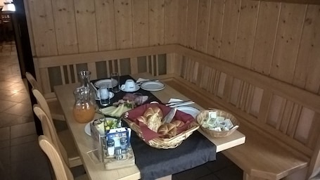 朝食 (オーダー形式)、毎日提供 (有料). ハーモニー シュトゥーベアル