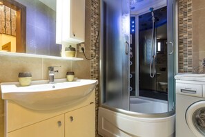 Villa | Bathroom | Shower, hair dryer, towels