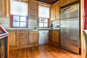 Villa | Cuisine privée | Réfrigérateur grande capacité avec congélateur, four à micro-ondes