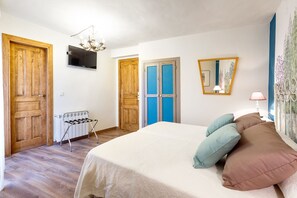 Individually decorated, blackout curtains, free WiFi, bed sheets - Hotel Villa San Jorge (Azanuy-Alins)