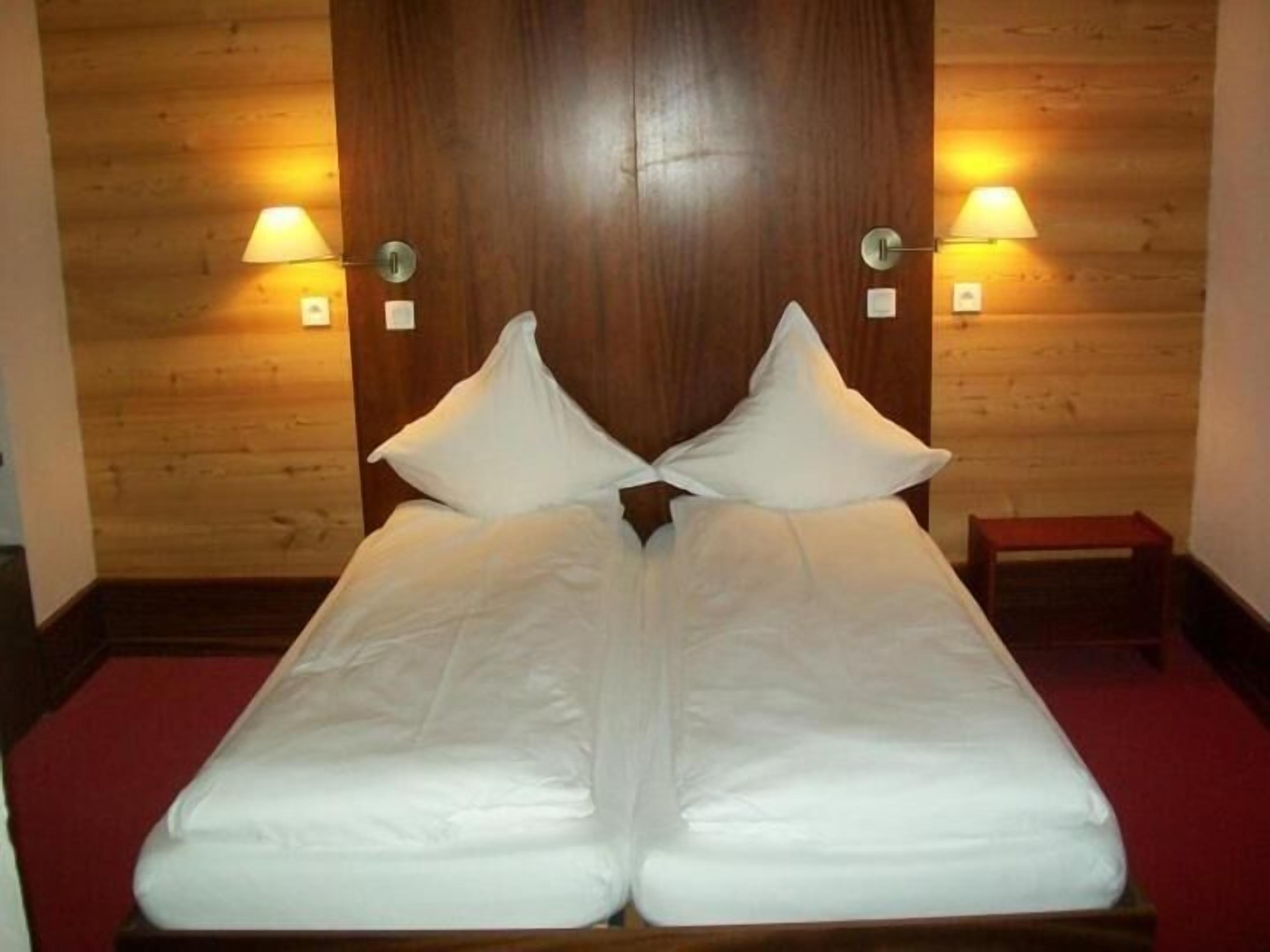 Frigobar, cofres nos quartos, escrivaninha, quartos à prova de som