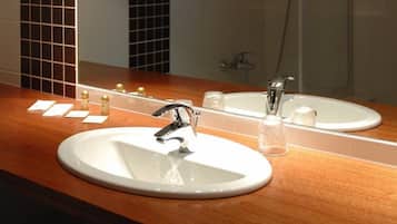 Suihku, ilmaiset hygieniatuotteet, hiustenkuivaaja, pyyhkeet