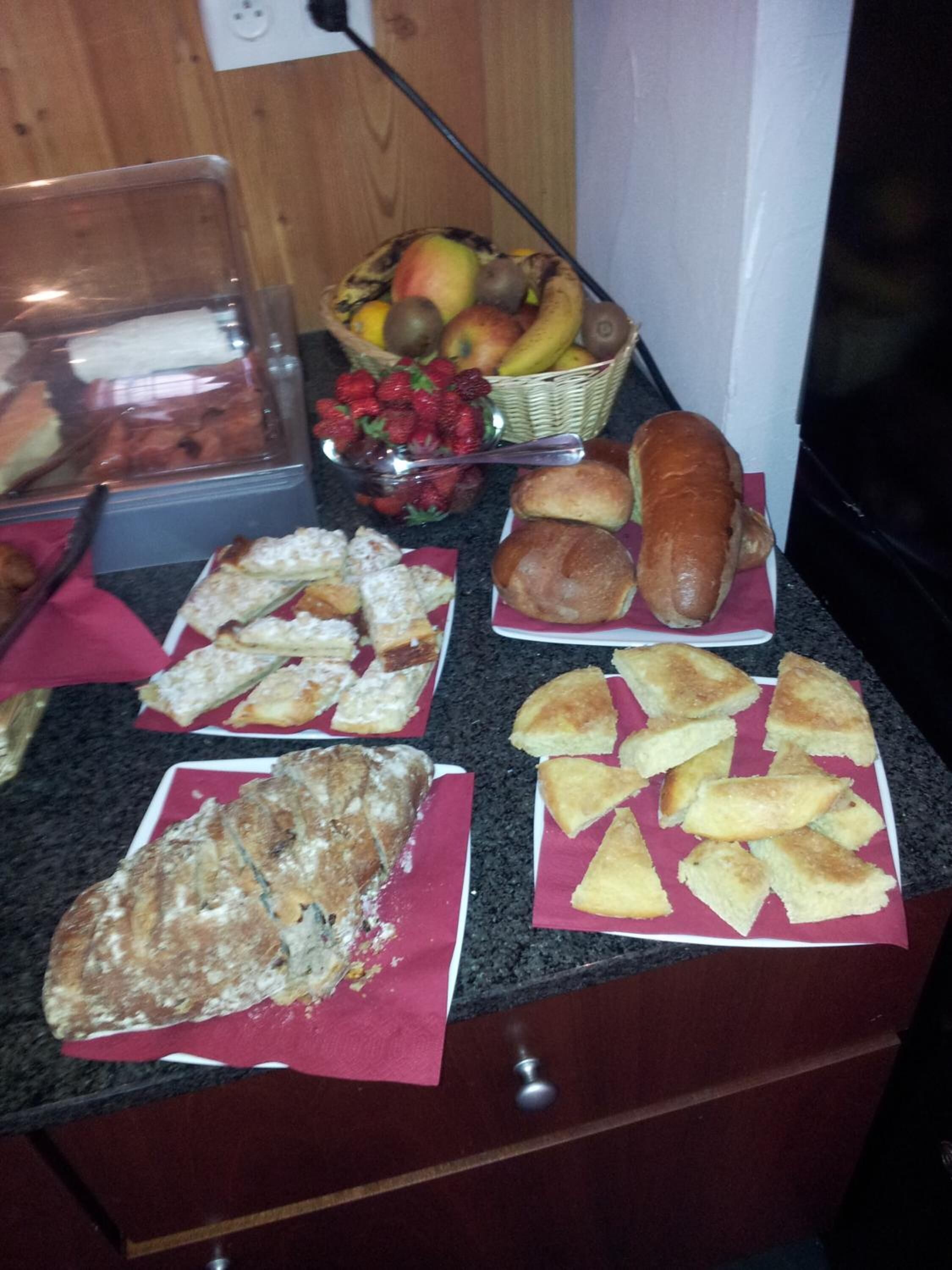 Ein reichhaltiges Buffet mit verschiedenen Backwaren und Früchten.