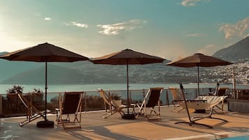 Piscina all'aperto, cabine incluse nel prezzo, ombrelloni da piscina