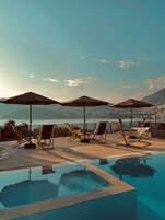 Piscina externa, barracas de cortesia, guarda-sóis