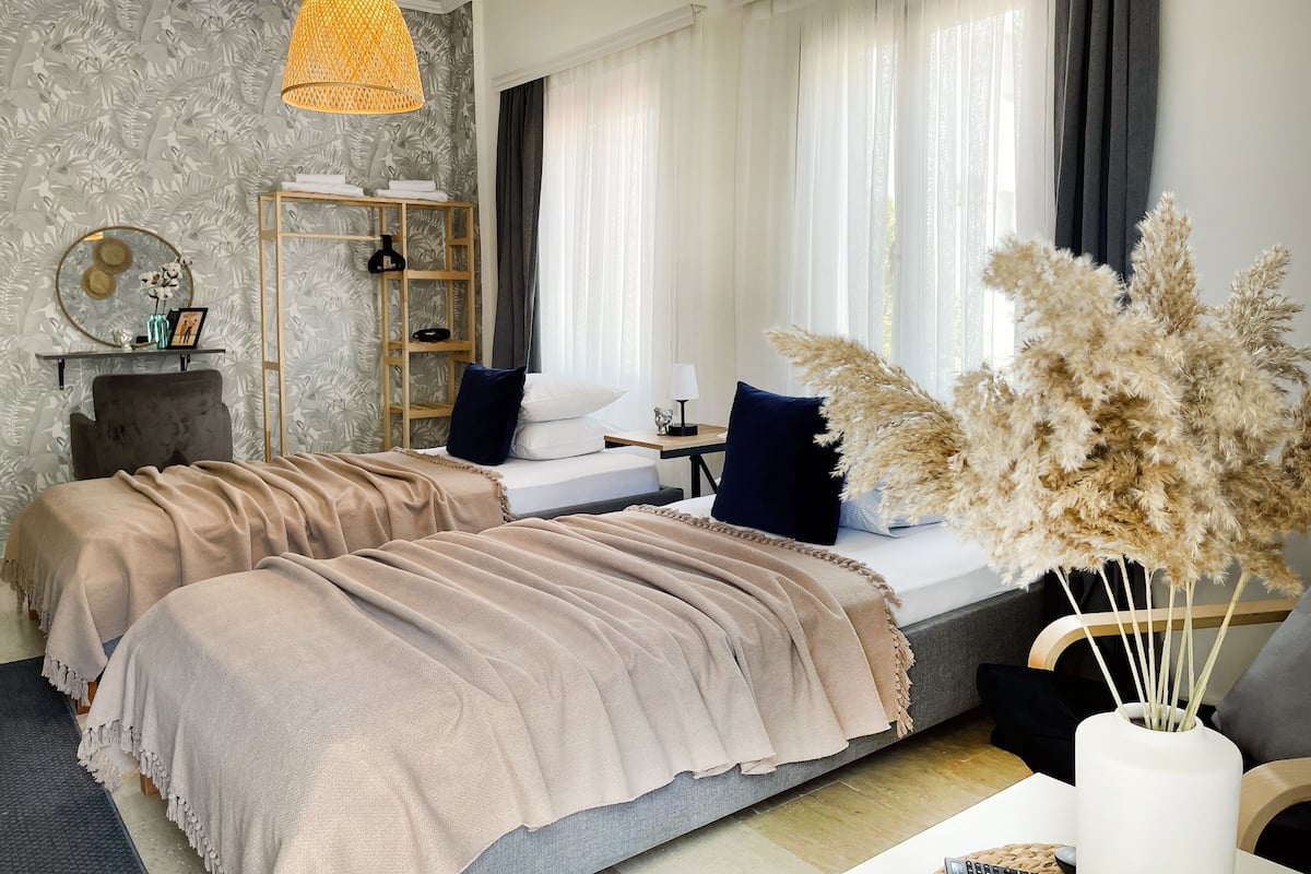 Standaard Twin kamer, gedeeltelijk uitzicht op zee | 1 slaapkamer, luxe beddengoed, een minibar, een kluis op de kamer