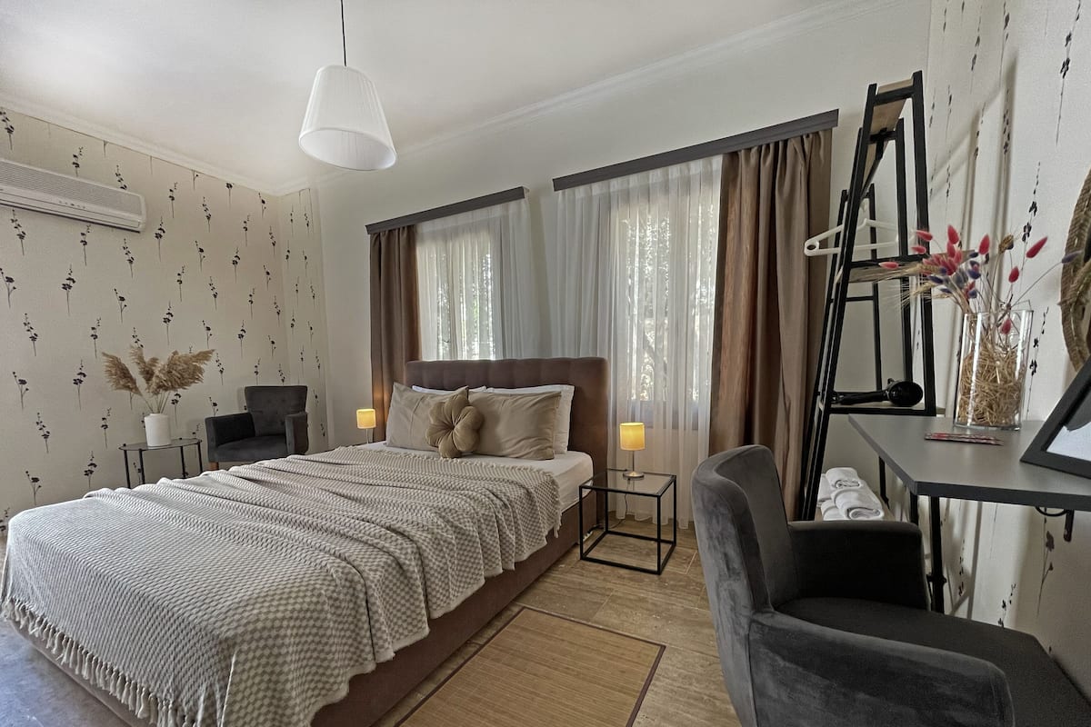 Comfort kamer, 1 twee- of 2 eenpersoonsbedden, uitzicht op zee | 1 slaapkamer, luxe beddengoed, een minibar, een kluis op de kamer